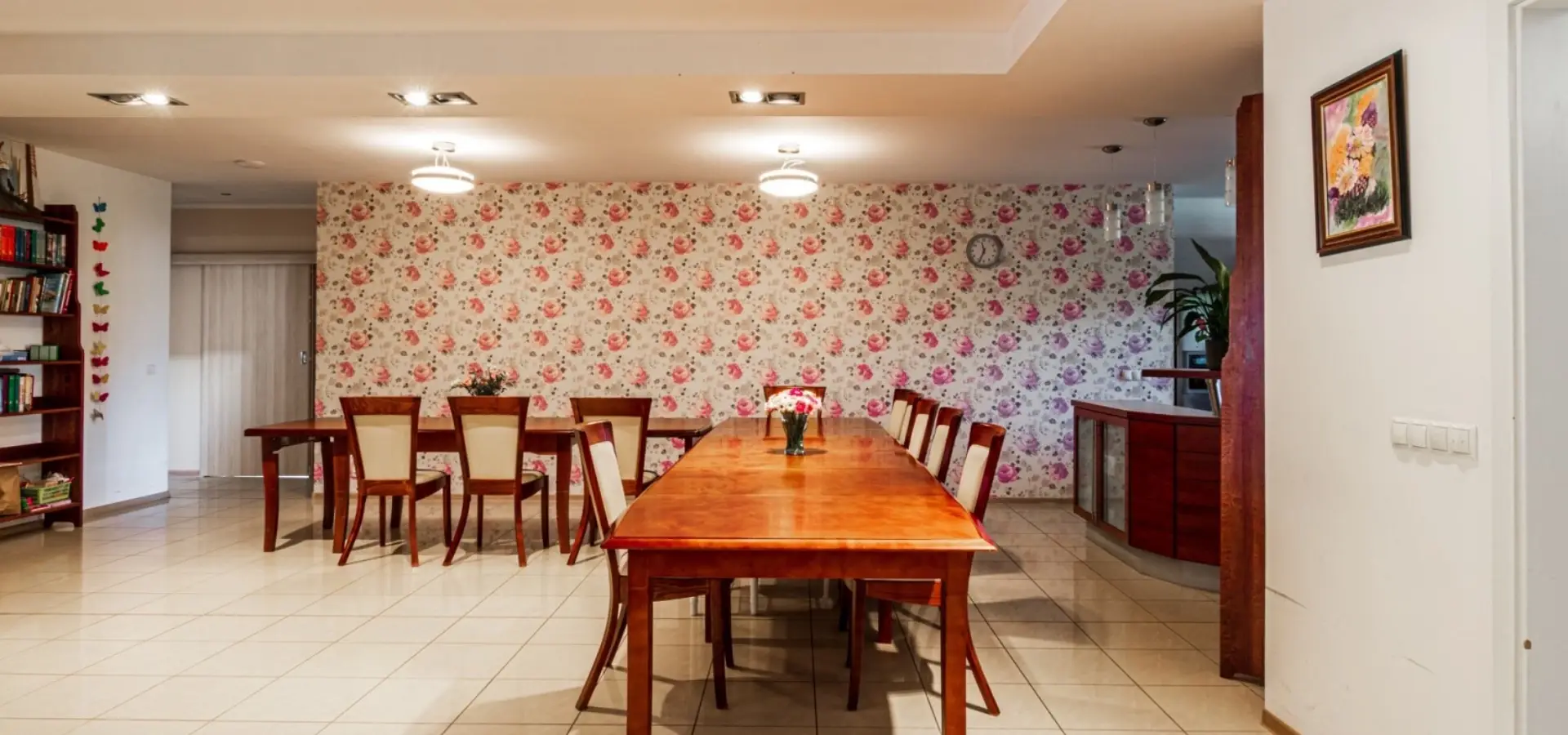 stół i krzesła w jadalni